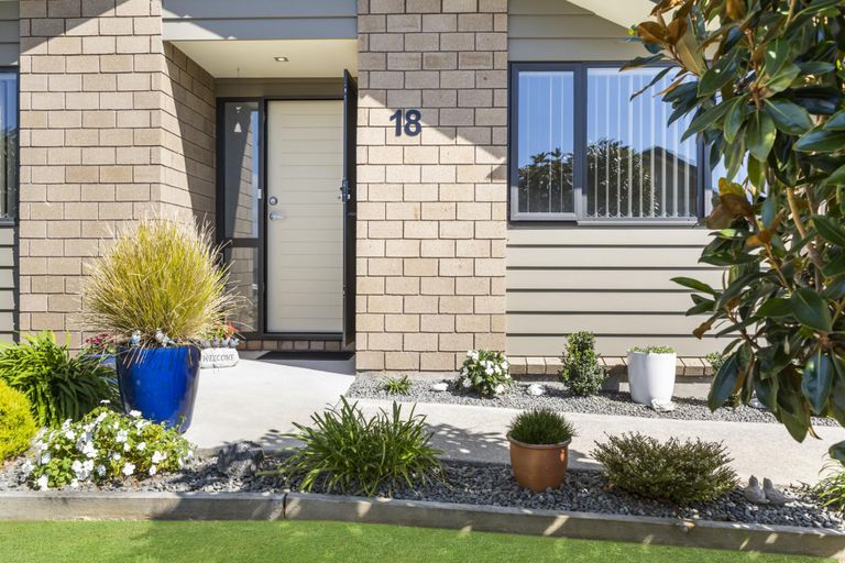 Photo of property in 18 Royalle Mews, Botany Downs, Auckland, 2010