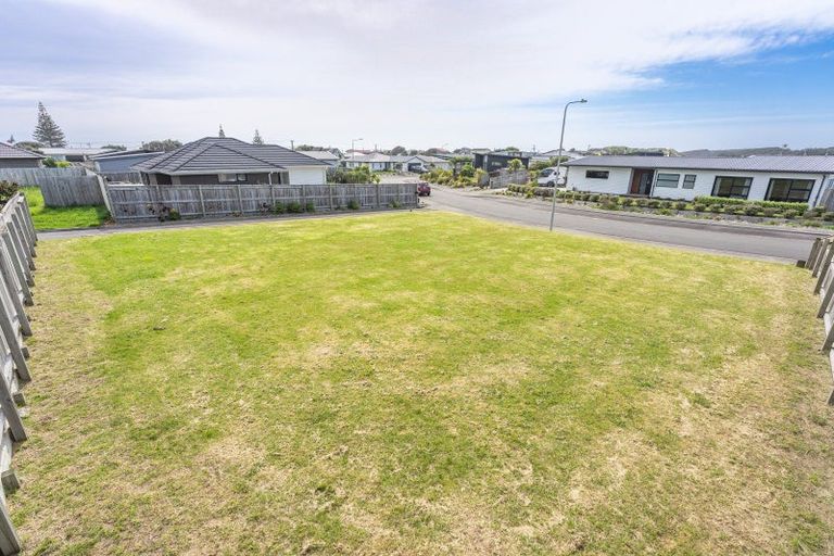 Photo of property in 43 Seagrass Place, Otaki Beach, Otaki, 5512