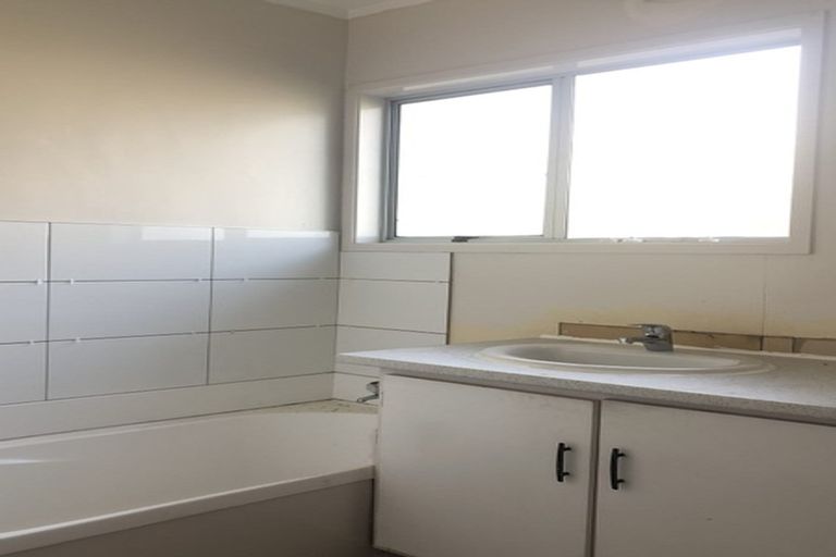 Photo of property in 2/25 Edgware Road, West Harbour, Auckland, 0618