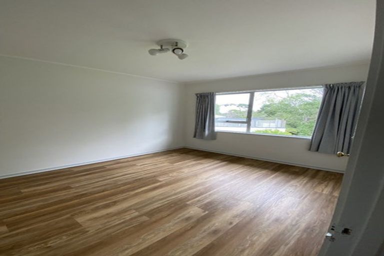 Photo of property in 1040 East Coast Road, Fairview Heights, Auckland, 0630