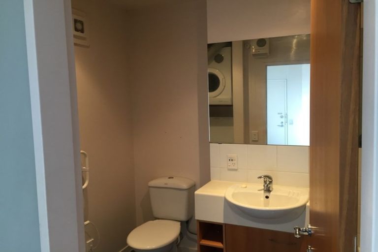 Photo of property in Endeavour Apartments, 15/125 Thorndon Quay, Pipitea, Wellington, 6011