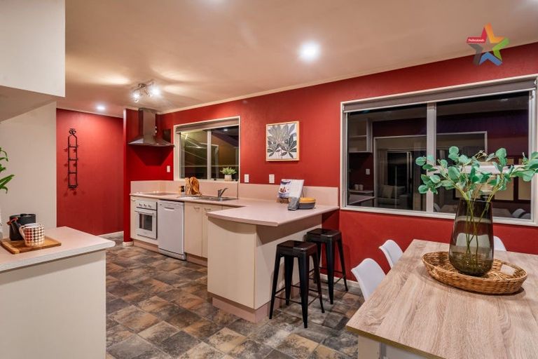 Photo of property in 25 Larchmont Grove, Totara Park, Upper Hutt, 5018