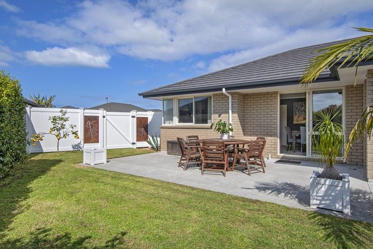 Photo of property in 14 Roto View, One Tree Point, 0118