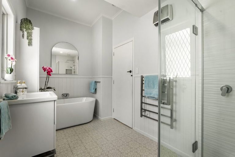 Photo of property in 1/24 Toroa Street, Torbay, Auckland, 0630