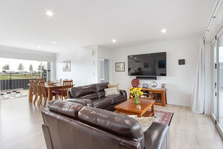 Photo of property in 17 Hurunui Drive, Te Awa, Napier, 4110