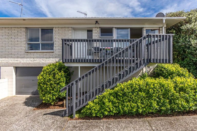 Photo of property in 2/12 Girrahween Drive, Totara Vale, Auckland, 0629