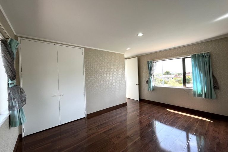 Photo of property in 2/7 Eske Place, Highland Park, Auckland, 2010