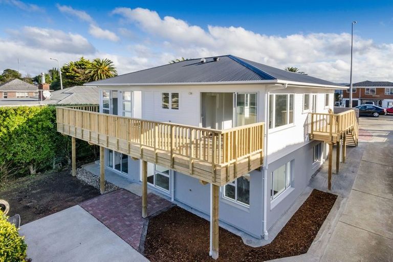 Photo of property in 3/4313 Great North Road, Glendene, Auckland, 0602