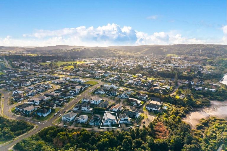 Photo of property in 14 Tauwaka Crescent, Riverhead, 0820