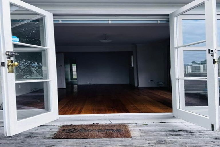 Photo of property in 1a Truscott Place, West Harbour, Auckland, 0618