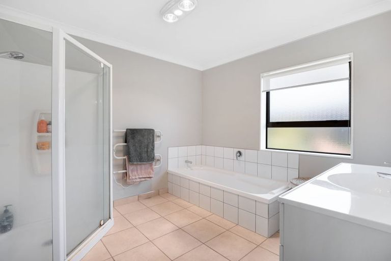 Photo of property in 2 Four Oaks Place, Pukekohe, 2120