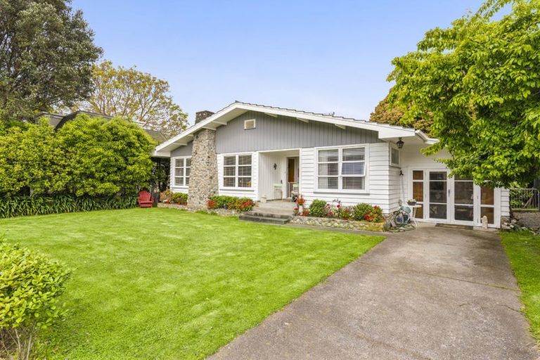 Photo of property in 15 Walton Avenue, Waikanae, 5036