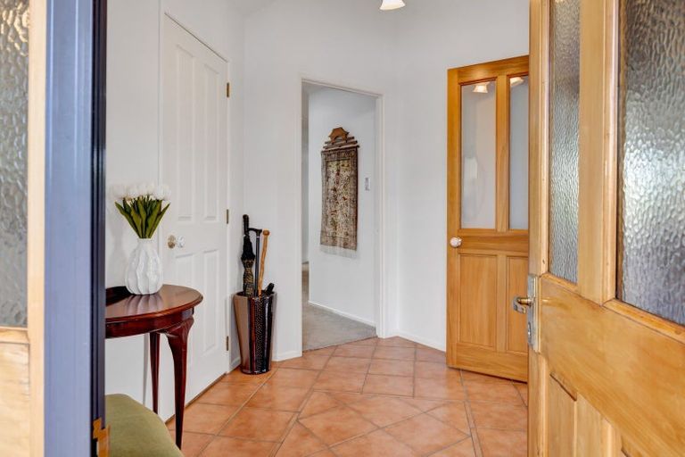 Photo of property in 10 Taylor Place, Merrilands, New Plymouth, 4312