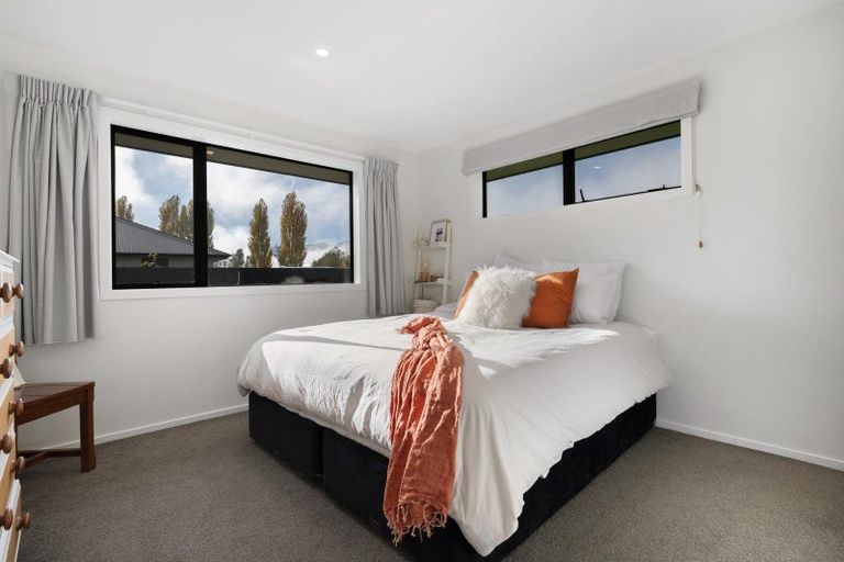 Photo of property in 32 Stratford Drive, Mount Pisa, Cromwell, 9383