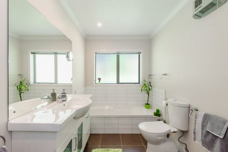 Photo of property in 11b Poneke Drive, Waikanae, 5036