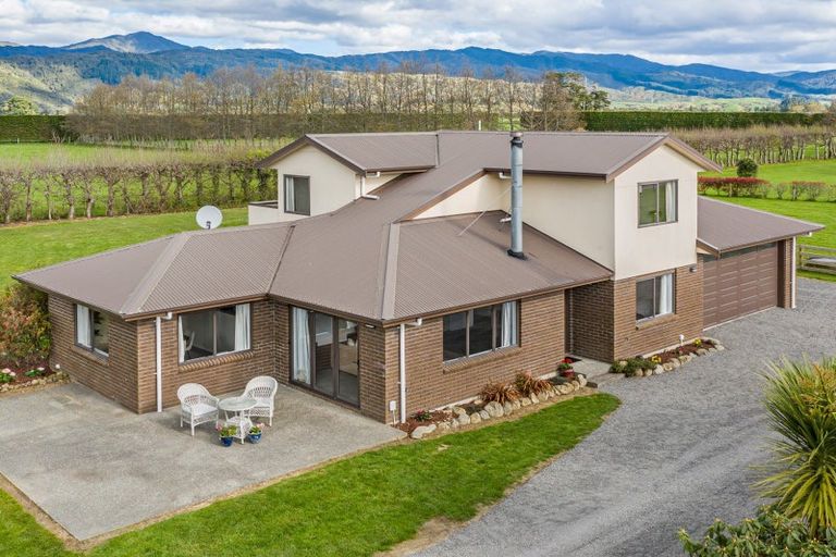 Photo of property in 370 Tararua Road, Levin, 5571