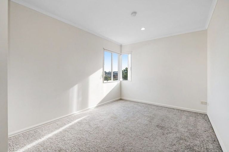 Photo of property in 31 Black Teal Close, Unsworth Heights, Auckland, 0632