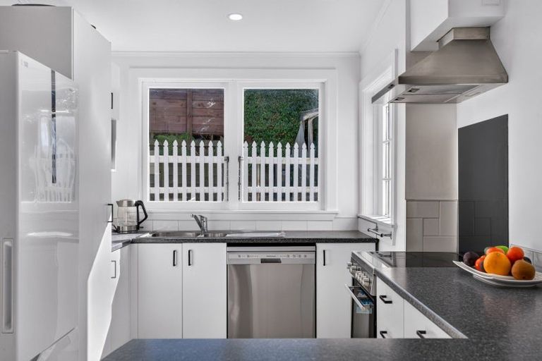 Photo of property in 28 Milton Road, Bluff Hill, Napier, 4110
