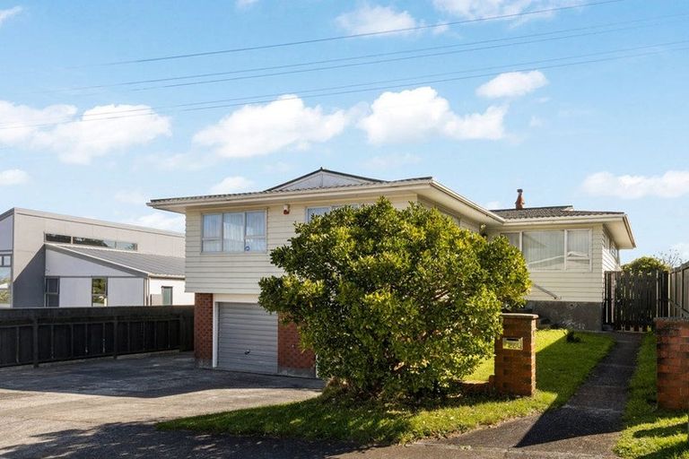 Photo of property in 28 Edgecombe Street, Newlands, Wellington, 6037