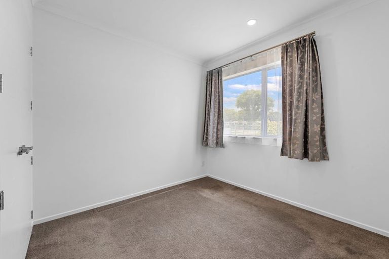 Photo of property in 587 Great South Road, Rosehill, Papakura, 2113