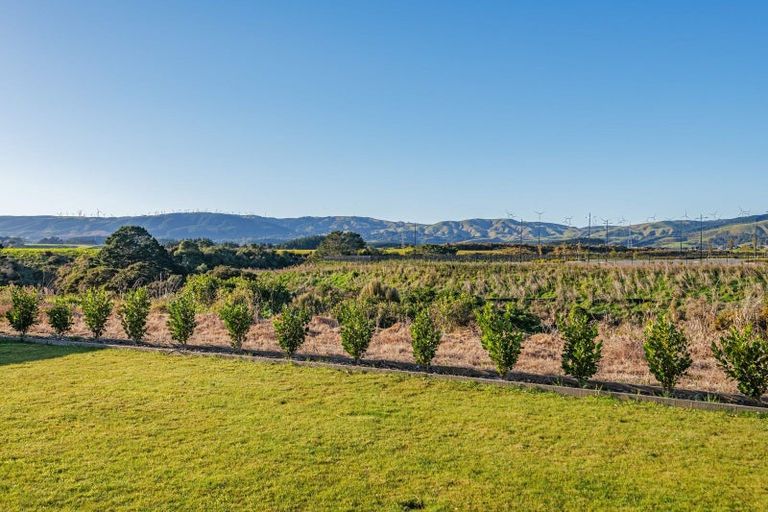 Photo of property in 90 Johnstone Drive, Fitzherbert, Palmerston North, 4410