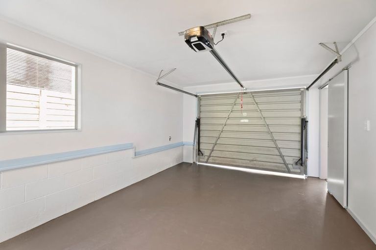 Photo of property in 1/28a Tamahere Drive, Glenfield, Auckland, 0629