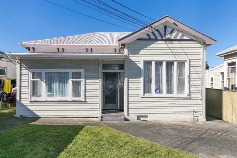 Photo of property in 16 Riddlers Crescent, Petone, Lower Hutt, 5012