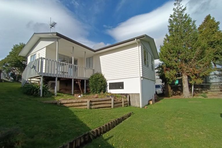 Photo of property in 27 Aniseed Grove, Timberlea, Upper Hutt, 5018