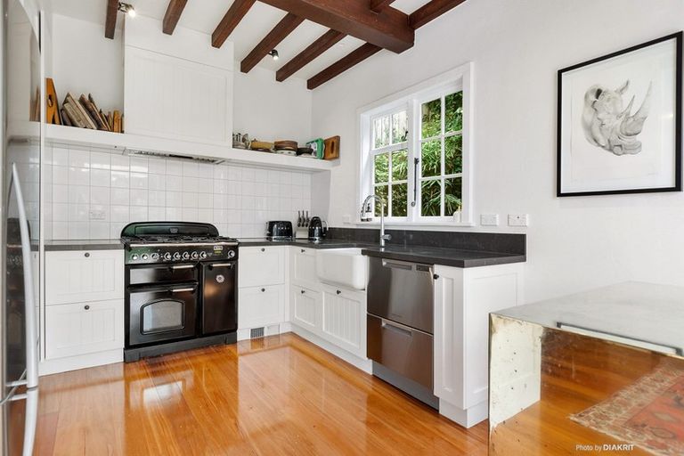 Photo of property in 100 Glenmore Street, Northland, Wellington, 6012