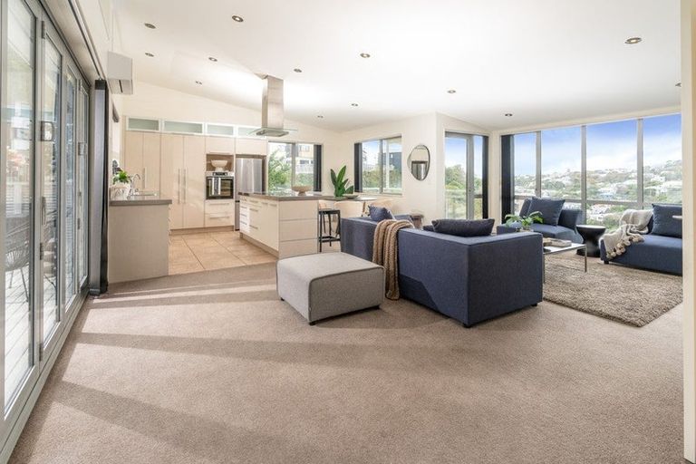 Photo of property in 58 Tiketike Way, Brooklyn, Wellington, 6021