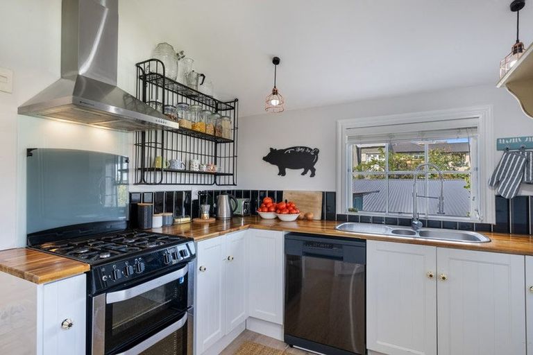 Photo of property in 114 Seaview Road, Paraparaumu Beach, Paraparaumu, 5032