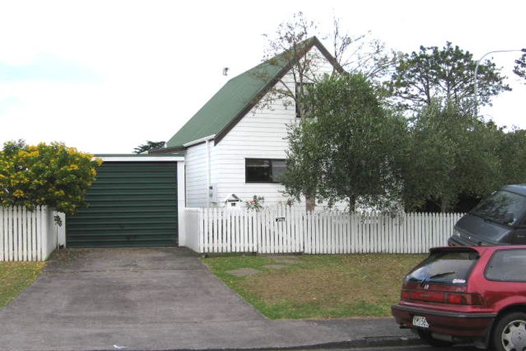 Photo of property in 2/1 Harrybrook Road, Green Bay, Auckland, 0604