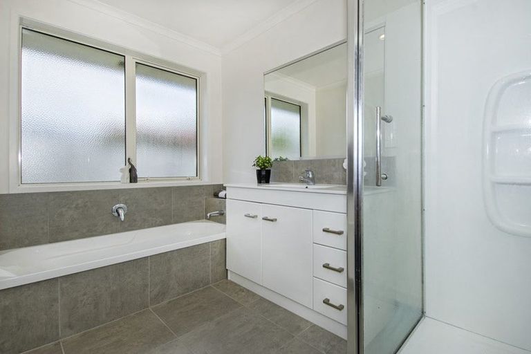 Photo of property in 14 Roto View, One Tree Point, 0118