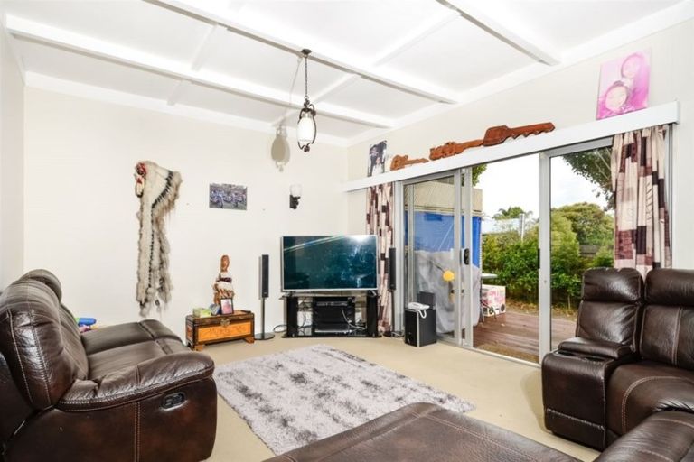 Photo of property in 2a Parakai Avenue, Parakai, 0830