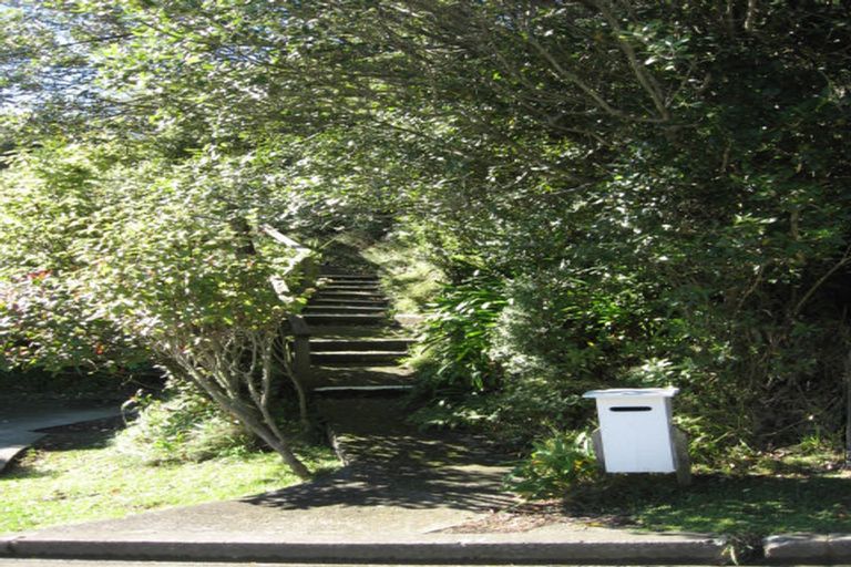 Photo of property in 1 Wakely Road, Newlands, Wellington, 6037