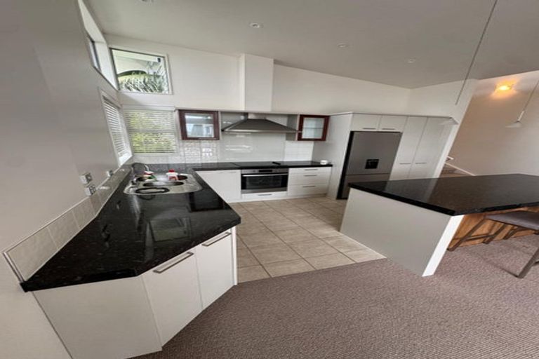 Photo of property in 8a Glenfield Road, Birkenhead, Auckland, 0626