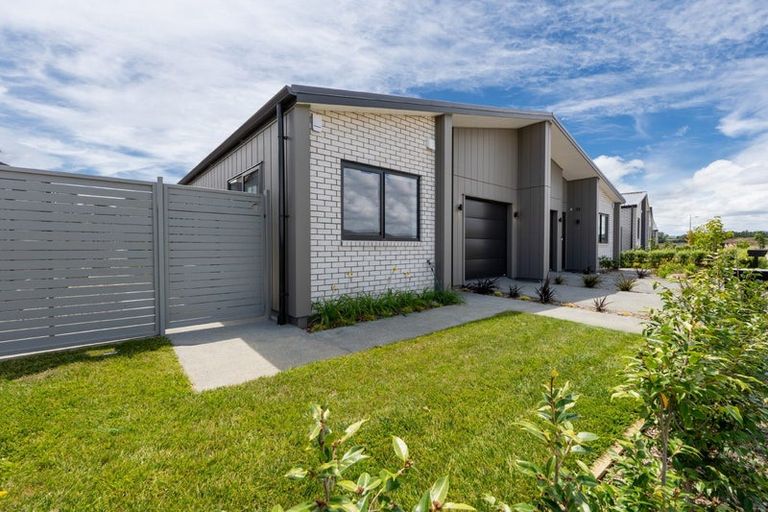 Photo of property in 51 Parkmore Drive, Rosehill, Papakura, 2113