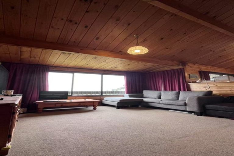 Photo of property in 86 Luckens Road, West Harbour, Auckland, 0618