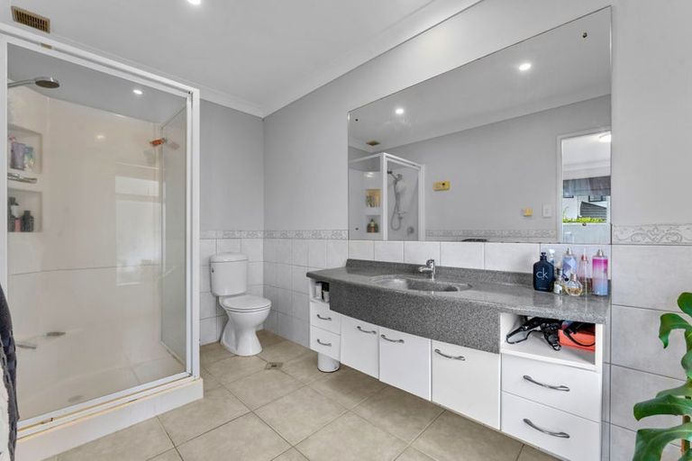 Photo of property in 12 Stonedge Lane, Rosedale, Auckland, 0632