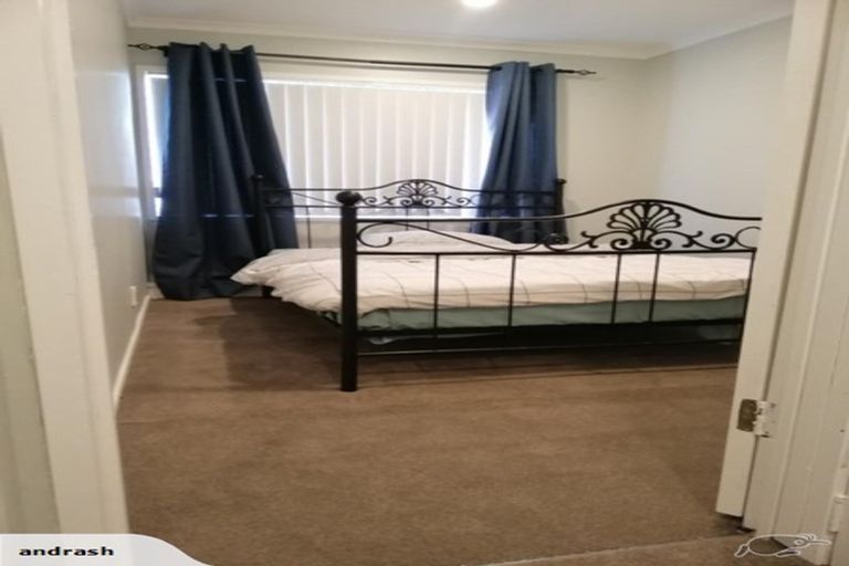 Photo of property in 28 Vina Place, Massey, Auckland, 0614