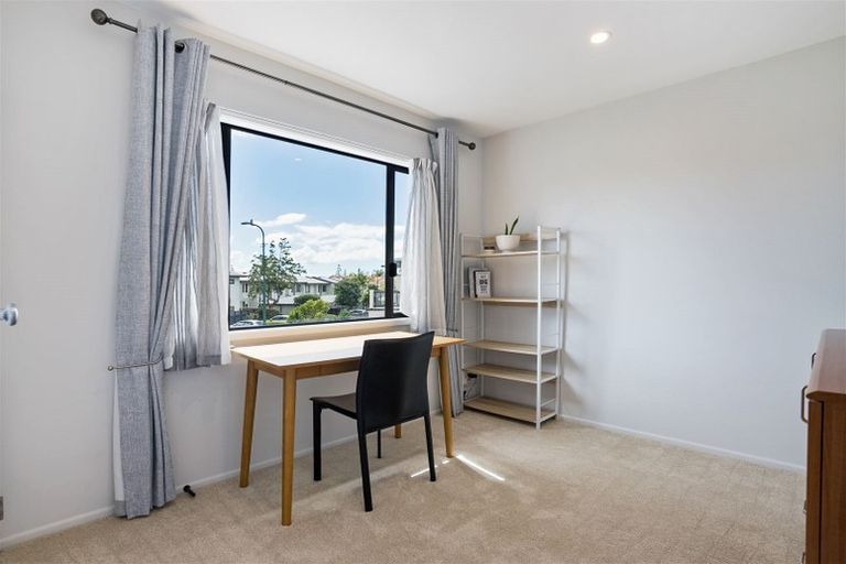 Photo of property in 2/2 Armoy Drive, East Tamaki, Auckland, 2016