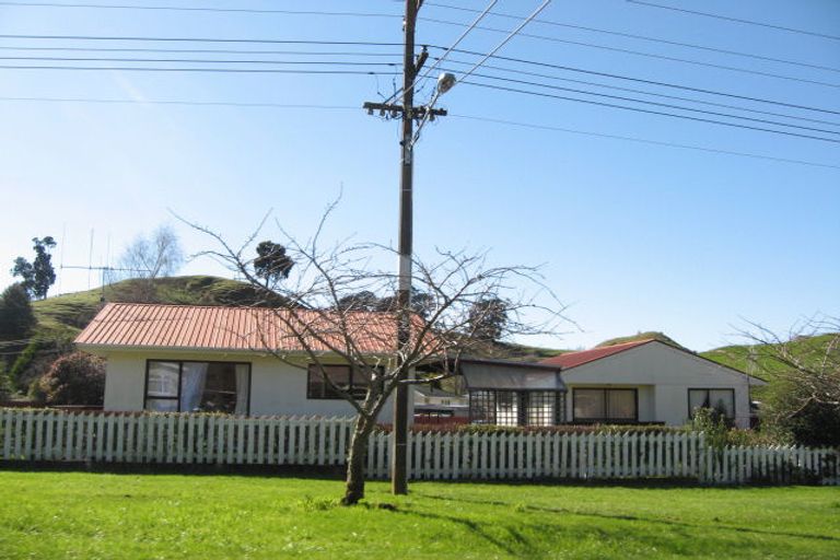 Photo of property in 18 Ongo Road, Hunterville, 4730