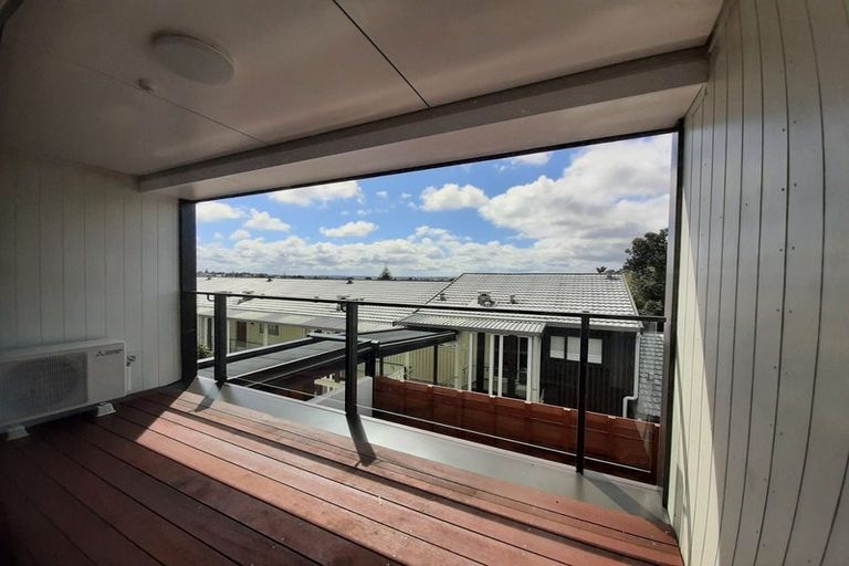 Photo of property in 1/4045f Great North Road, Glen Eden, Auckland, 0602