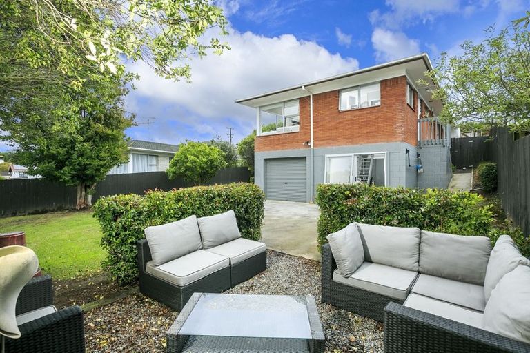 Photo of property in 2/2 Lambrown Drive, Totara Vale, Auckland, 0629