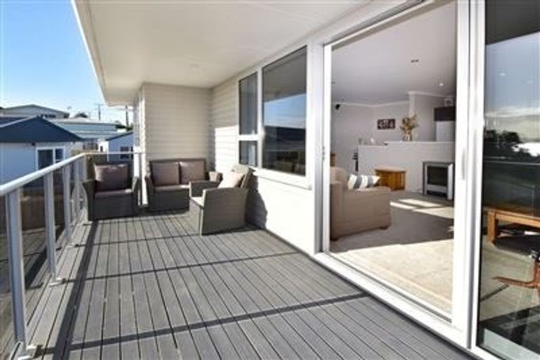 Photo of property in 1a Tindalls Bay Road, Tindalls Beach, Whangaparaoa, 0930