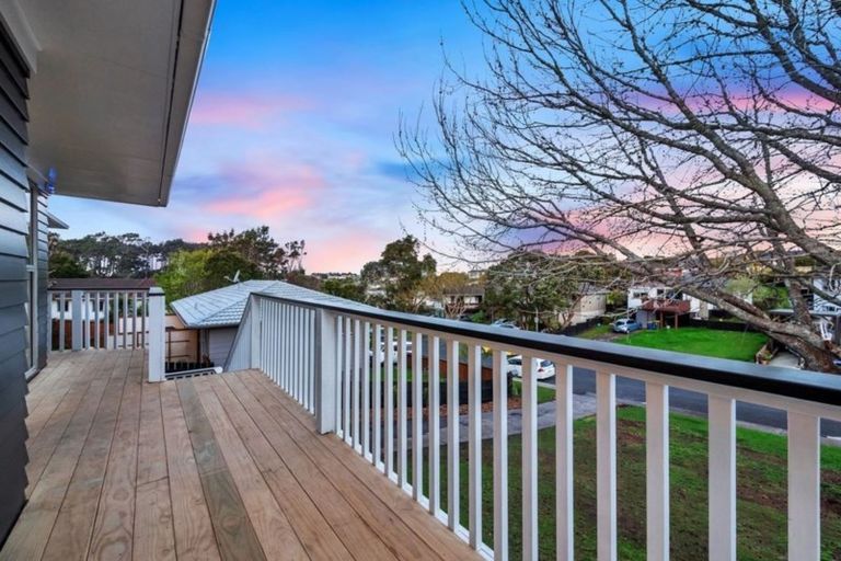 Photo of property in 17 Temuri Place, Glendene, Auckland, 0602