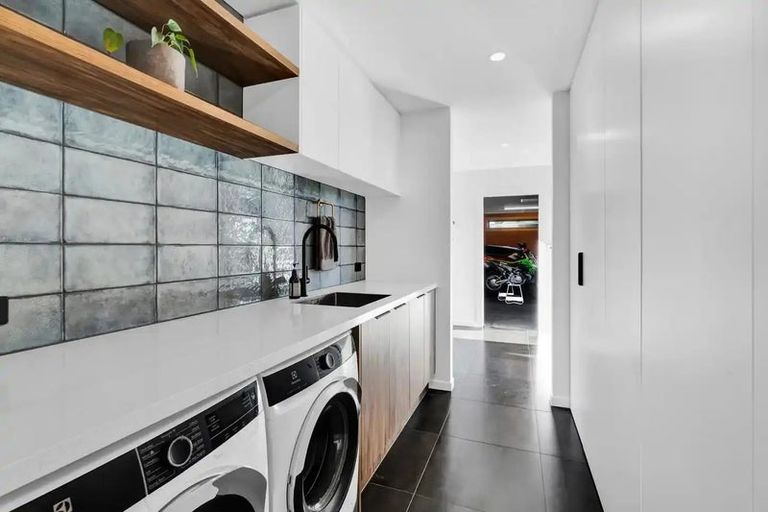 Photo of property in 7 Te Ara Karoiroa Road, Hurford, New Plymouth, 4374