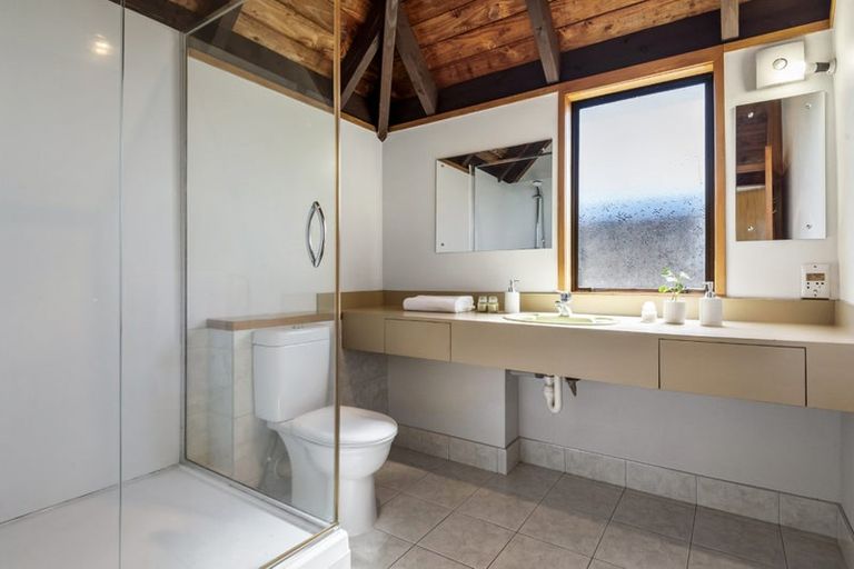 Photo of property in 3 Mizpah Road, Waiake, Auckland, 0630