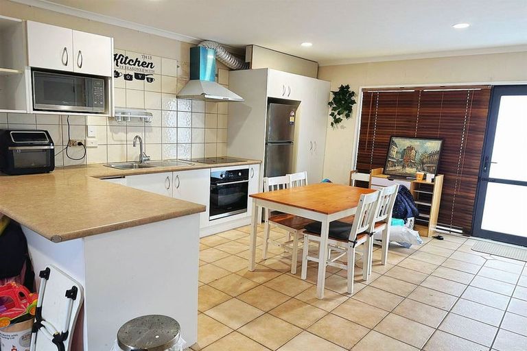 Photo of property in Tuscany Way, 17/3 Ambrico Place, New Lynn, Auckland, 0600