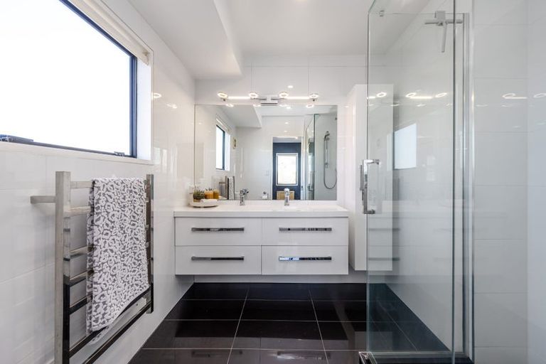 Photo of property in 2/30 Firth Road, Torbay, Auckland, 0630